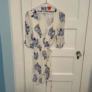 Brand new never worn, floral wrap dress from Lulus -size small